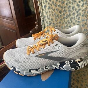Brand new never worn Brooks Ghost 15 tennis shoes size 12